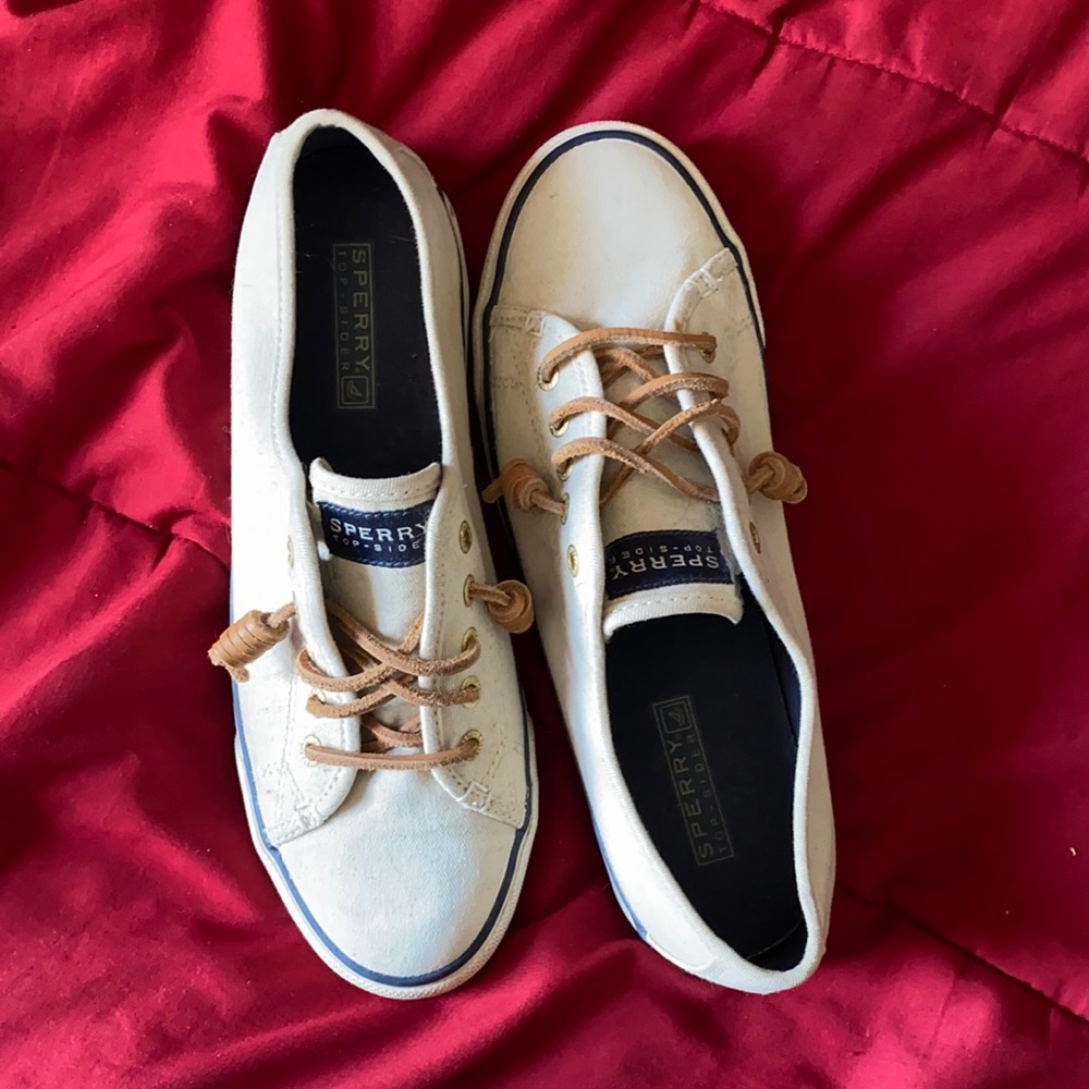 Great condition sperry boat shoes.